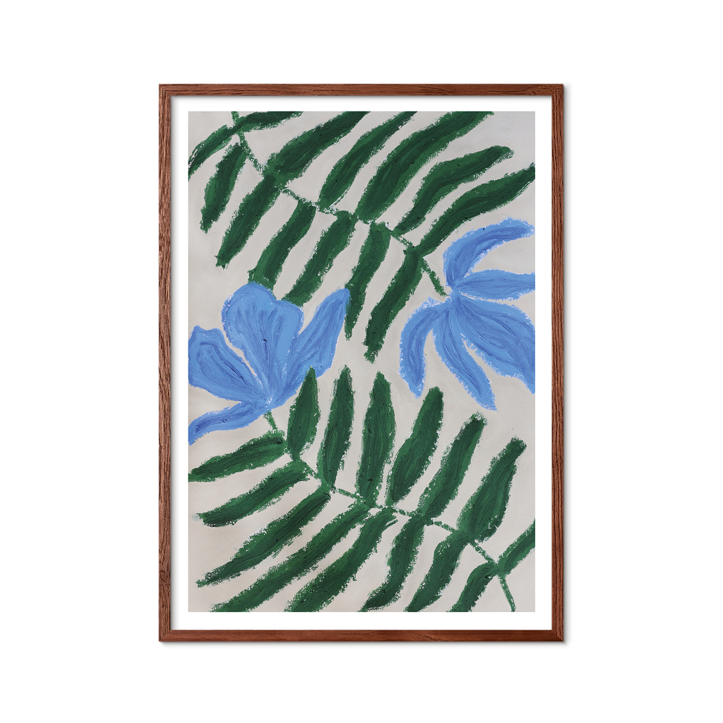 Kunstprint med blå blomster og grønne blade med synlige penselstrøg og struktur på lys baggrund