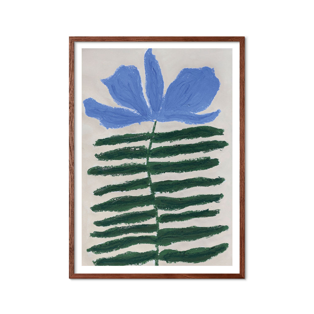 Kunstprint med blå blomst og grønne blade i enkel botanisk komposition på lys baggrund