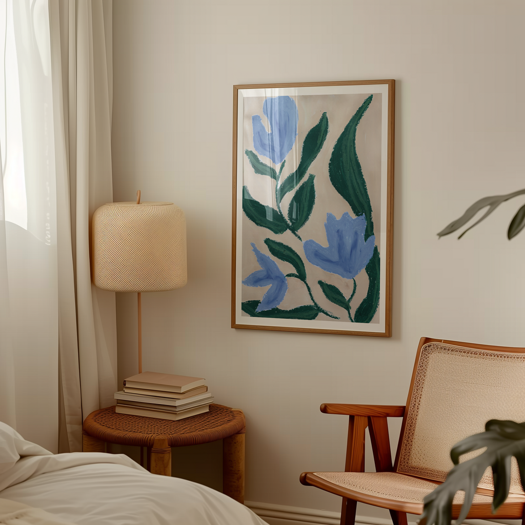 Blå blomster plakat i botanisk stil med grønne blade på lys baggrund