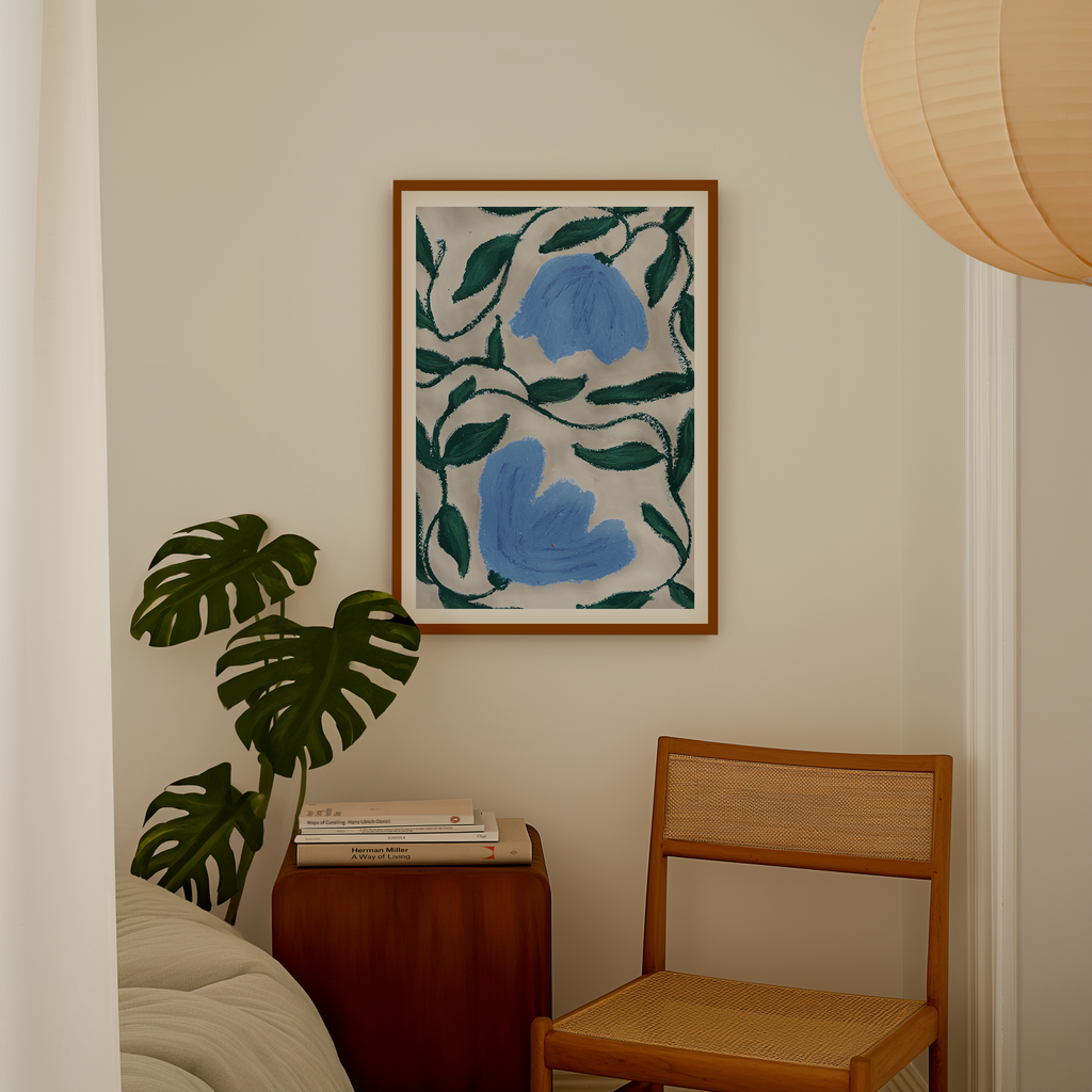Blå blomsterplakat i nordisk interiør i træ med grøn monstera plante