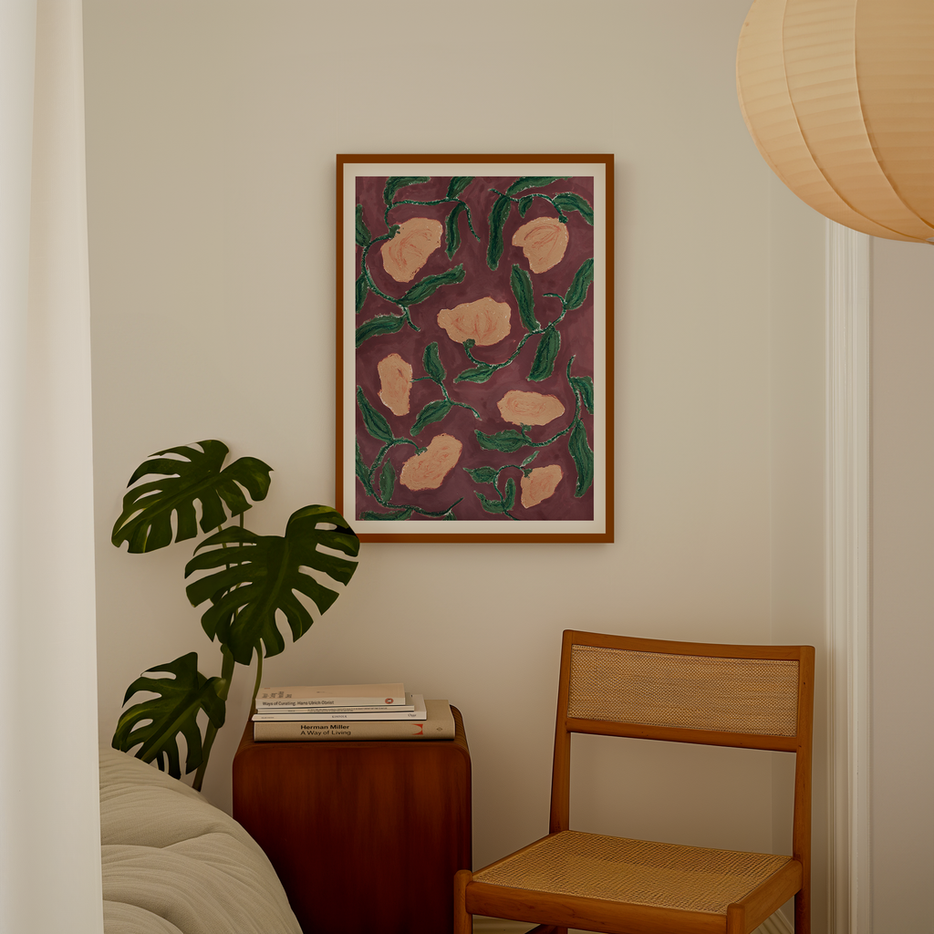 Botanisk blomster plakat i rosa og grønne nuancer ophængt på lys væg i moderne skandinavisk indretning.