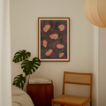 Botanisk blomster plakat i rosa og grønne nuancer ophængt på lys væg i moderne skandinavisk indretning.
