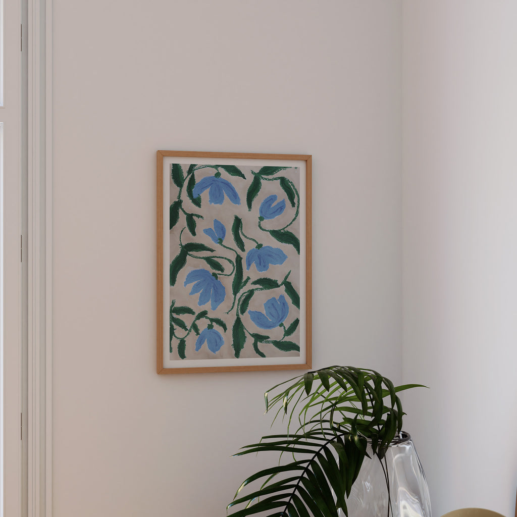 Blå blomster plakat med grønne blade i et organisk og dynamisk botanisk udtryk