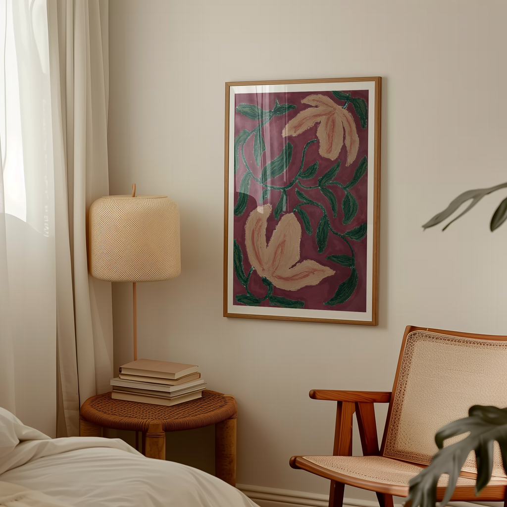 Blomster plakat med røde nuancer og grønne blade i botanisk motiv