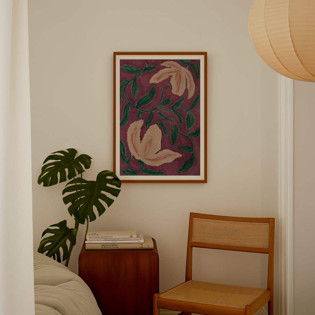 Blomsterplakat i mordere miljø med teaktræ og fletmøbler