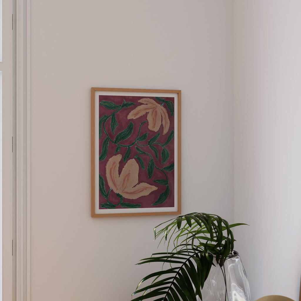 Indrammet plakat af lyserøde blomster med grønne blade og grene og en mørk rød baggrund på en hvid væg