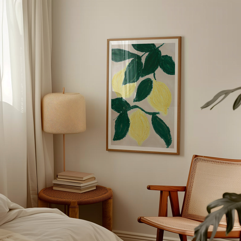 Botanisk citron plakat i gule og grønne nuancer stylet ved seng, lænestol og lampe.