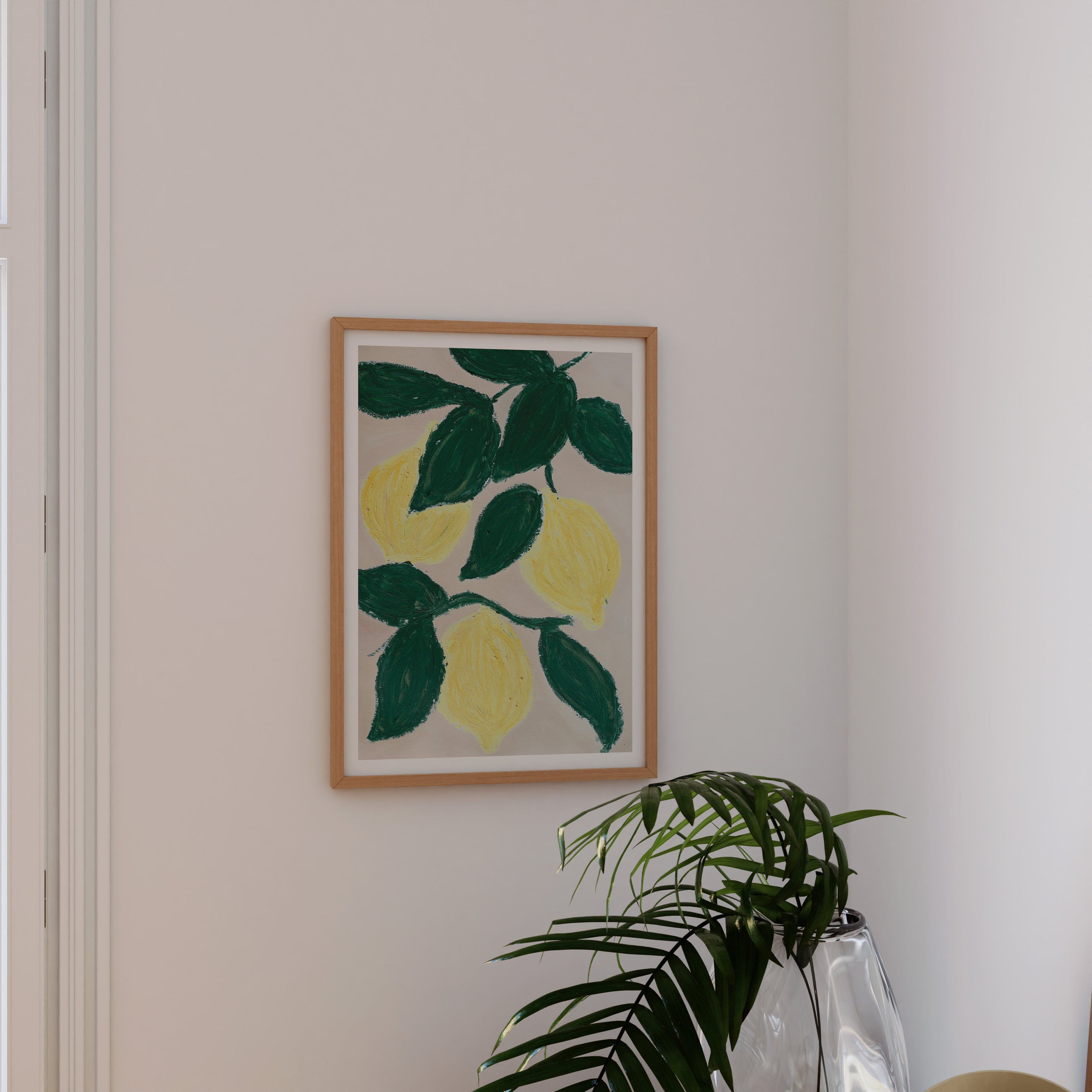 Lemon Branch kunstprint med håndmalede citroner og grønne blade ophængt på lys væg i nordisk indretning.