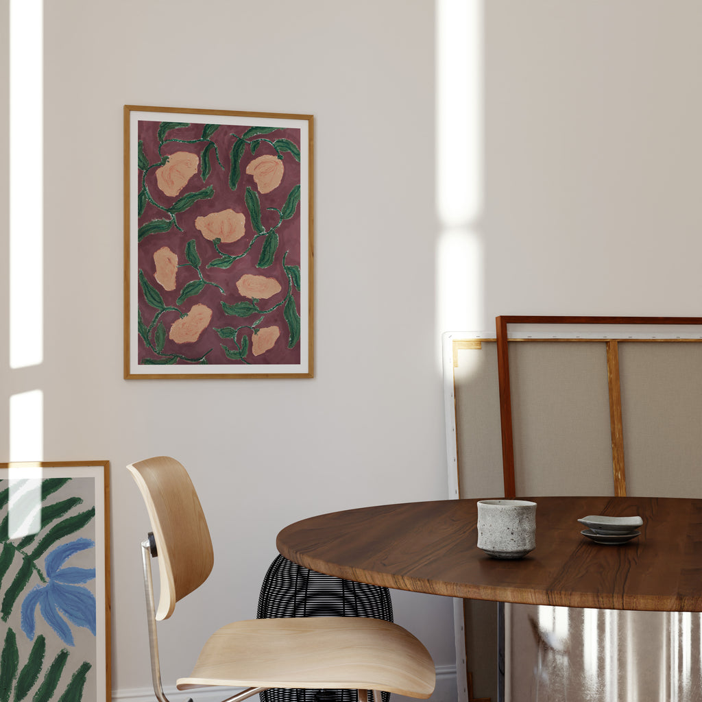 Pink blomster kunstprint fra Garden Study-serien stylet sammen med botanisk kunst i lyst ateliermiljø.