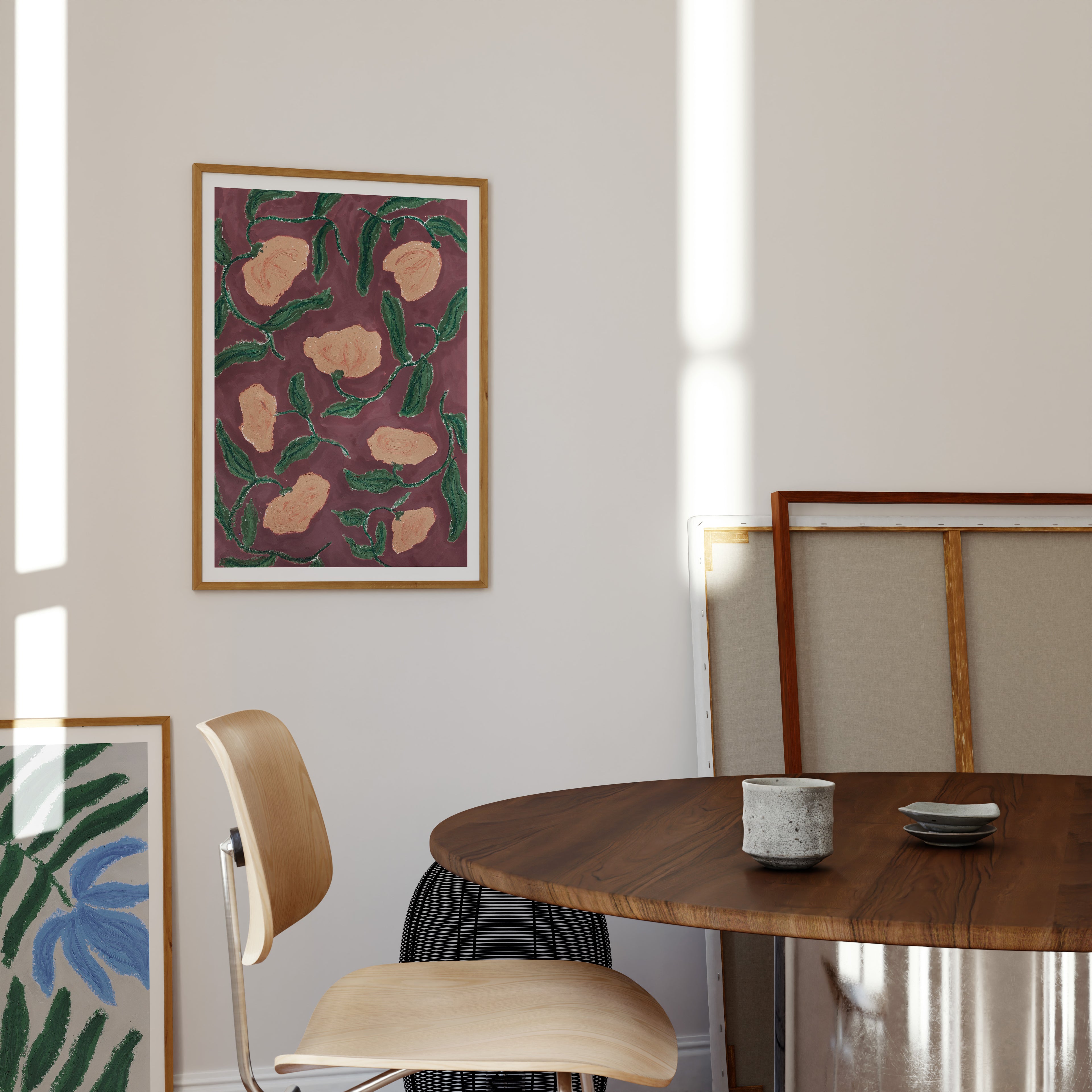Pink blomster kunstprint fra Garden Study-serien stylet sammen med botanisk kunst i lyst ateliermiljø.