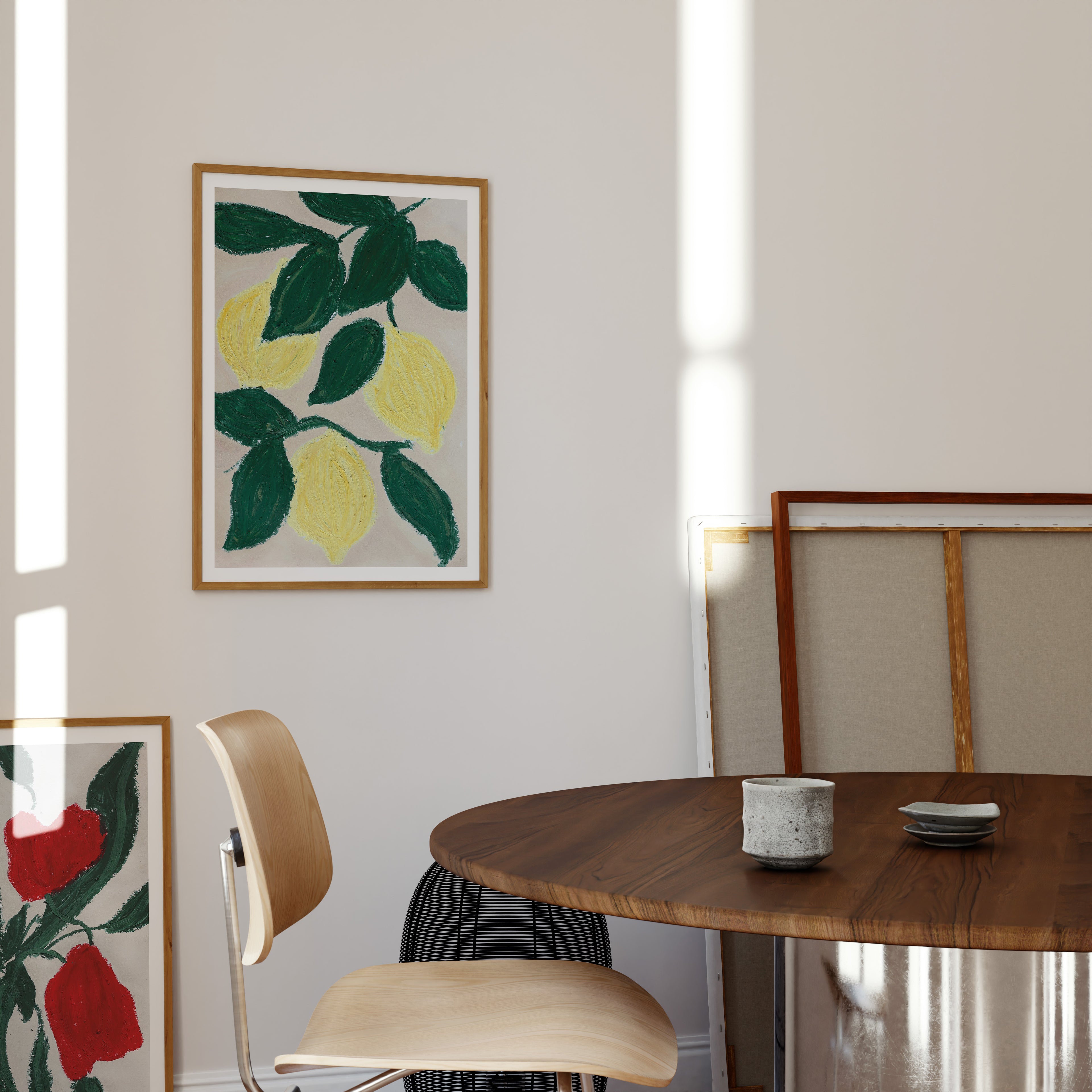 Citron plakat med håndmalet botanisk motiv ophængt over spisebord i lyst og moderne hjem.