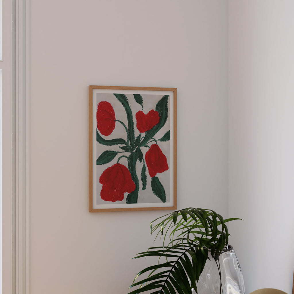 Red Florals No. 01 kunstprint ophængt på lys væg med grøn plante i rolig og moderne boligindretning.