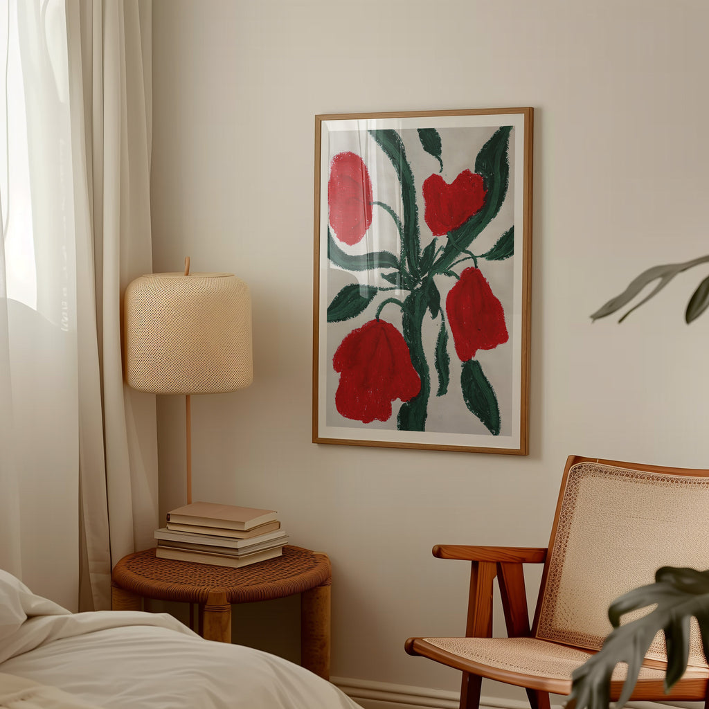 Botanisk blomsterplakat med røde blomster stylet i lyst soveværelse med naturmaterialer og nordisk indretning.
